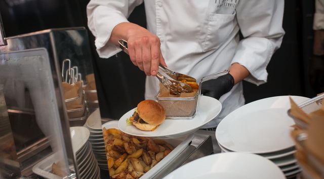 A hamburger egy sikeres rendezvény tökéletes gasztronómiai és látványeleme is lehet. Rendezvény Magazin 2019.