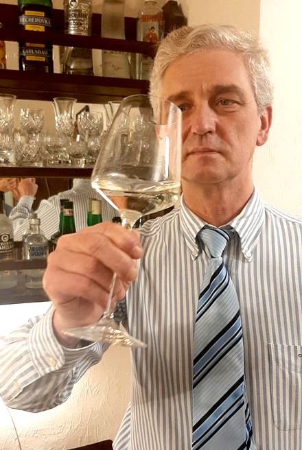 Szöghy Ottó sommelier, magyar bajnok 1998, Diplom Sommelier, a füsseni Hotel Sommer borszakembere. Rendezvény Magazin 2020.