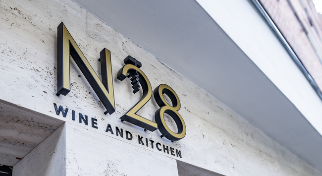 Sajt- és borkóstoló az N28 Wein & Kitchen borétteremben. Rendezvény Magazin 2023.