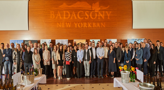 A kiállító badacsonyi borászok a 2023. évi Badacsony New Yorkban rendezvényen a New York Palota Roma termében. Rendezvény Magazin 2023.